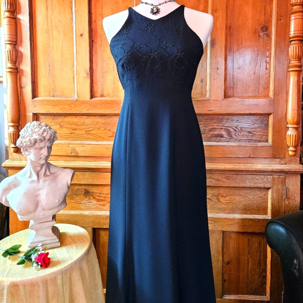 Elegant Laundry by Shelli Segal Petites long black gown. - Picture 3 of 6